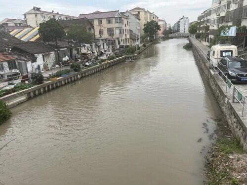 上海公交车坠河事故原因（还原上海公交车坠河现场）(2)