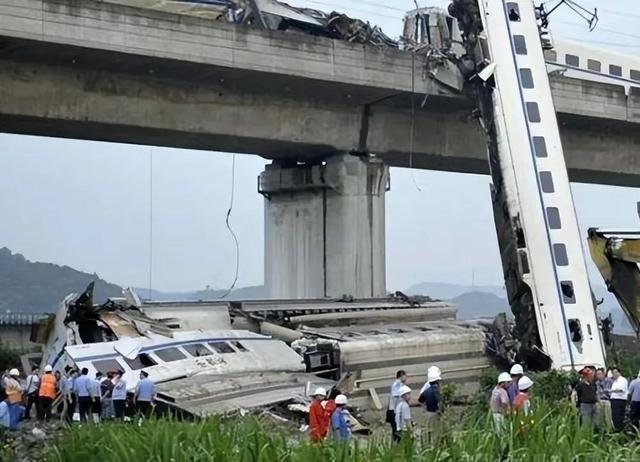 d2809次列车事故撞车（相隔十年又一动车事故发生D2809次列车一死8伤）(4)