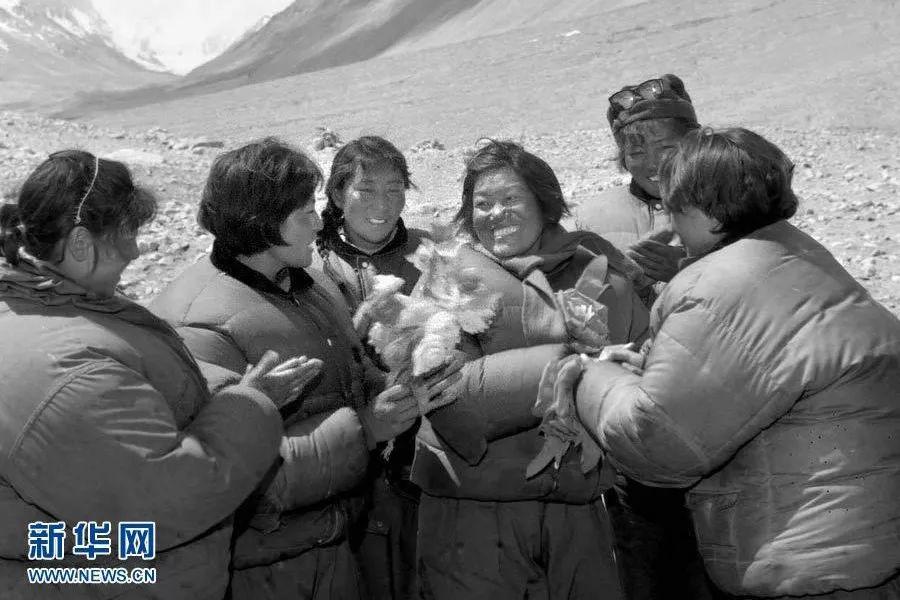 我国第一位登上世界之巅的妇女是谁(做永远的攀登者｜新中国女性第一)