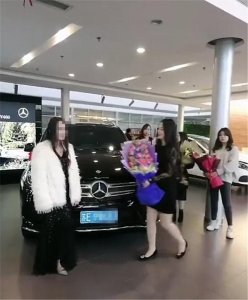 ​奔驰4S店现一群微商，众人捧花，恭贺提车！网友：拍照一次两百