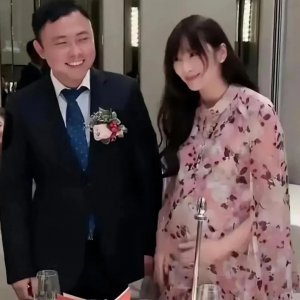 ​为嫁豪门未婚连生 5 胎后，不愿娶她的富豪男被立案通缉！