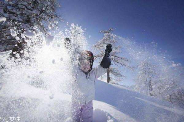 冬季儿童在玩雪的时候需要注意的事项