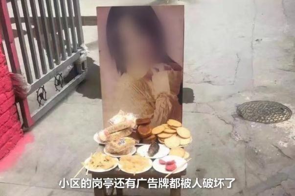 男子为寻妻在小区门口设灵堂 夫妻矛盾最好的解决方式