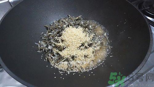 小鱼干怎么炒好吃？蜜汁小鱼干的做法