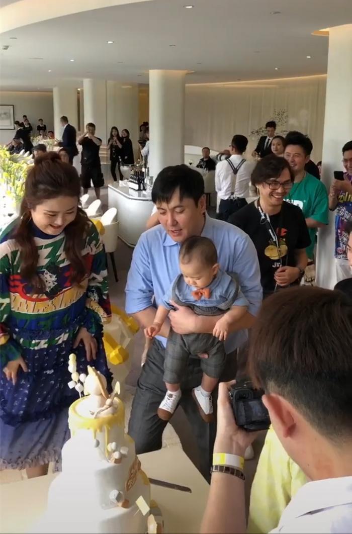 沈腾给儿子办百日宴，生日会比结婚现场还豪华，网友：有钱人