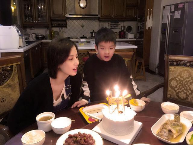 黄圣依和扬子为儿子办生日宴，儿子帅气像足了爸爸，一家人好幸福