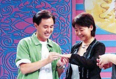 她出道24年无绯闻，与初恋相守一生，婚姻29年仍被丈夫宠成女王！