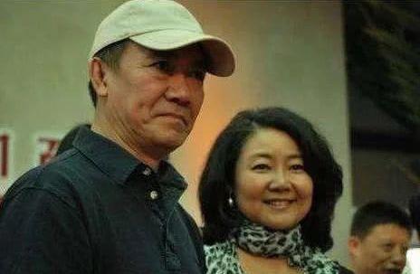 她出道24年无绯闻，与初恋相守一生，婚姻29年仍被丈夫宠成女王！