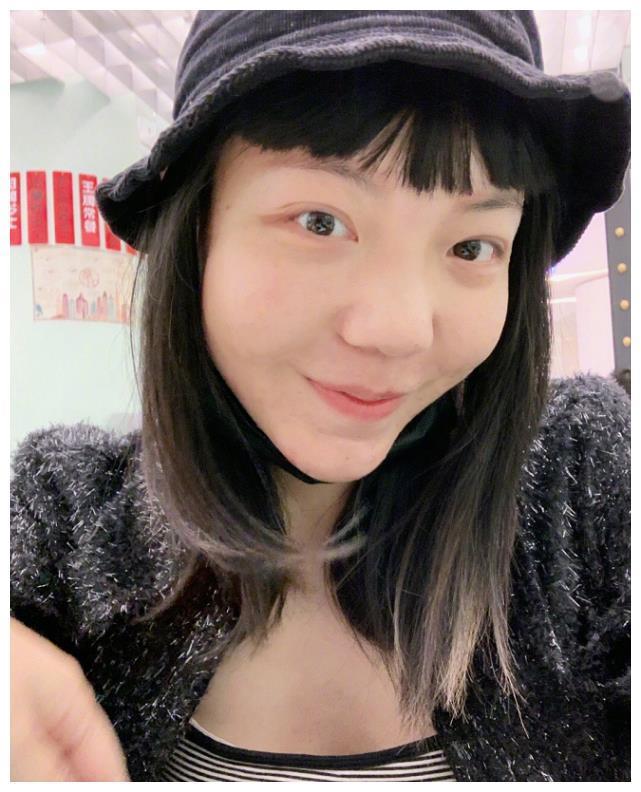 有种“整容”叫吴莫愁换发型，留长发女人味十足，27岁美到认不出