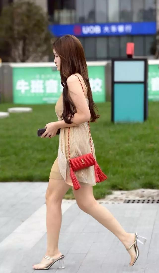 多图：穿薄纱裙的性感美女，很有女人味！