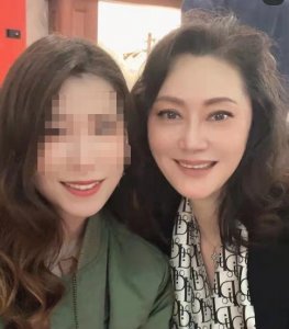 ​60岁大宋佳与二婚老公同框宛如少女  夫妻形影不离恩爱惹人羡