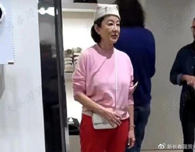 ​林青霞逛街被偶遇，私下真实面貌曝光，68岁素颜长这样