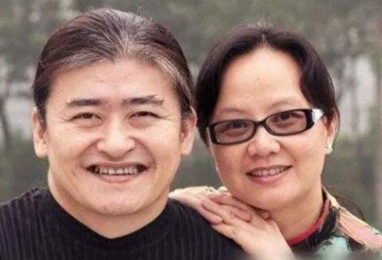 56岁刘欢结婚31年无绯闻，今看到妻子近照才明白，造型百变吸引人