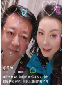 ​58岁朱军与娇妻秀恩爱，妻子肤白貌美气质佳，幸福感满满