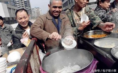 ​工地旁的快餐饭，8块钱随便吃，荤素搭配也非常均匀！