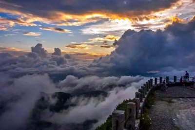 ​它是广东的最高峰，美过丹霞山，高山峡谷引人入胜