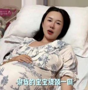 ​张纪中女儿满月宴：全家福、张敏现身引发热议